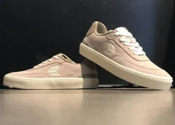 Cariuma Luan Pro Plaza Taupe Wildleder Elfenbein Logo Schuhe