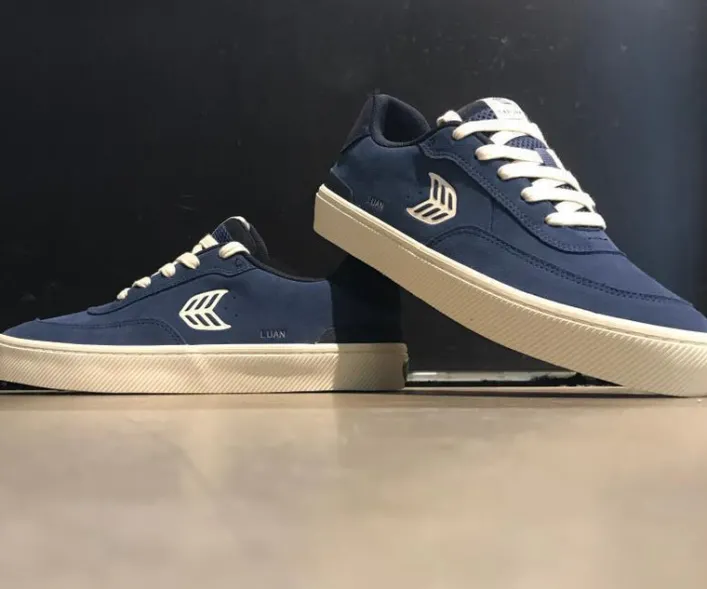 Cariuma Luan Pro Shadow Blue Suede Ivory Logo Schuhe